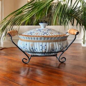 Temp-tations Presentable Ovenware Covered Casserole Dish with Stand